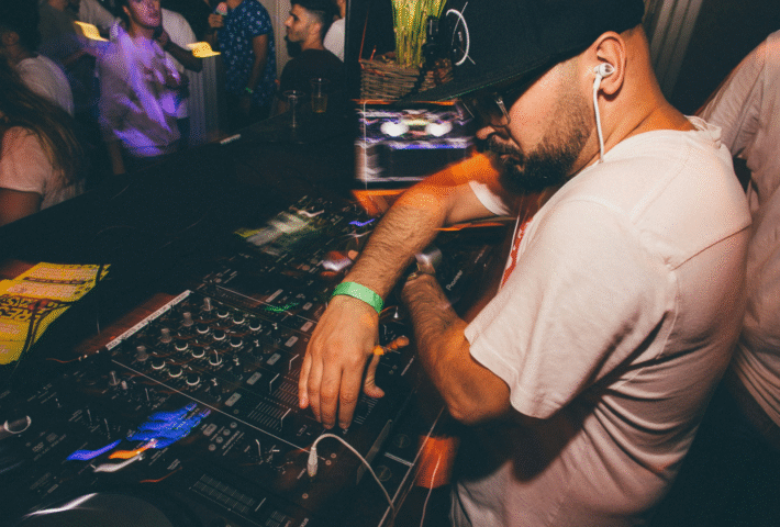 Noite do Amplificador – Volume Máximo no Corvo Elétrico!